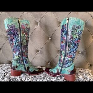 Classic western style narrow pointed boots in Turquoise